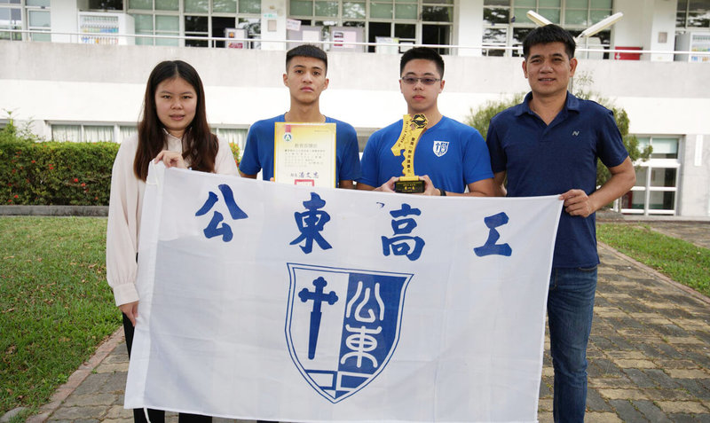 台東私立公東高工參加國學生技藝競賽，榮獲1金1銀4優勝佳績，學生陳祈聖（左2）、游博鈞（右2）獲教育部推薦參加國外學習之旅，將前往德國參訪。（公東高工提供）中央社記者盧太城台東傳真  112年4月7日