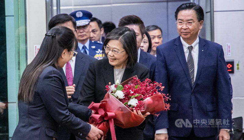 總統蔡英文（中）結束為期10天的「民主夥伴共榮之旅」，7日返台時接受獻花。中央社記者葉臻攝 112年4月7日