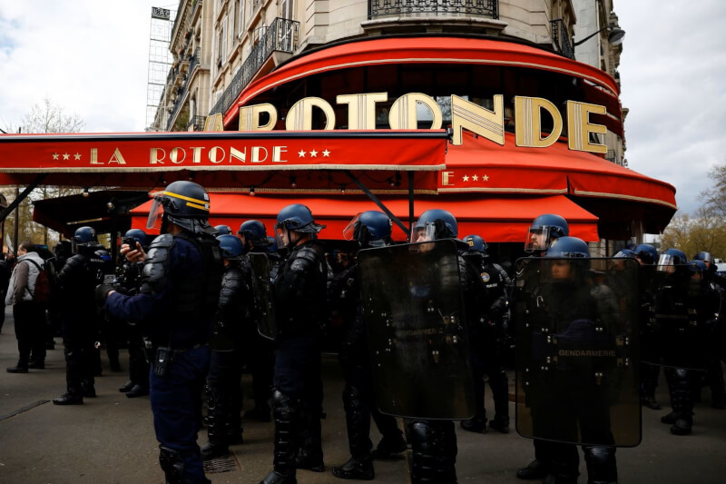 法國民眾6日上街抗議政府的年金改革，維安部隊駐守在總統馬克宏的愛店La Rotonde外面。（路透社）
