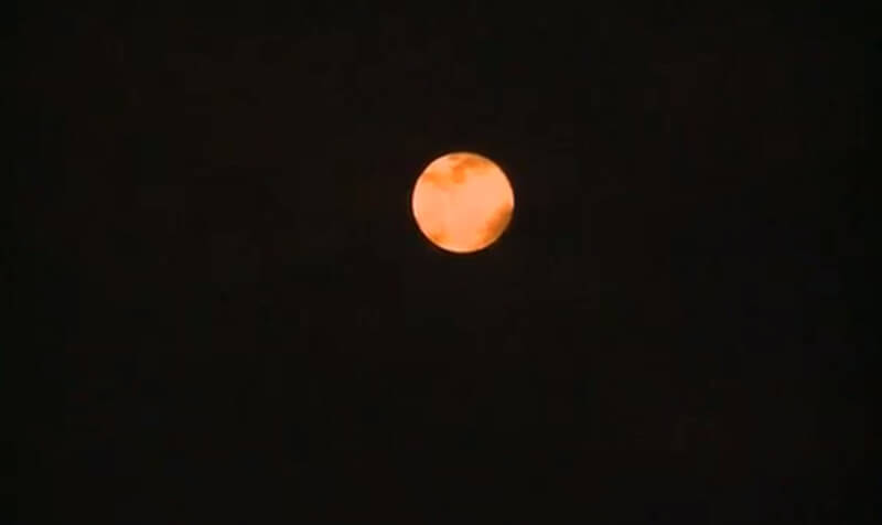 6日晚是農曆2月16日滿月，台東出現大又圓紅的月亮，吸引民眾賞月。台東氣象站表示，這是空氣污染，月亮升起時引起折射現象，視覺上月亮看起來就會紅色。（民眾提供）中央社記者盧太城台東傳真 112年4月7日