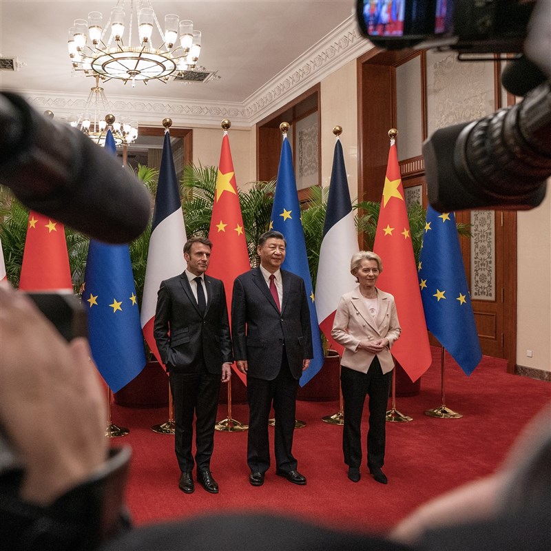 法國總統馬克宏（左）與歐洲聯盟執行委員會主席范德賴恩（右）本週訪問中國，與中國國家主席習近平（中）會面。（圖取自twitter.com/EmmanuelMacron）