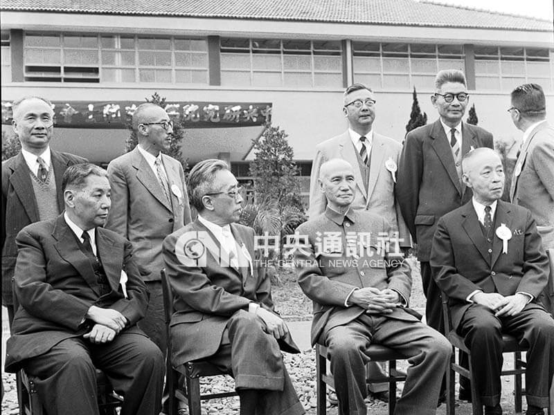 蔣中正總統（前排右2）與胡適（前排左2）、中央研究院院士及參加會議的來賓合影。（中央社檔案照片）