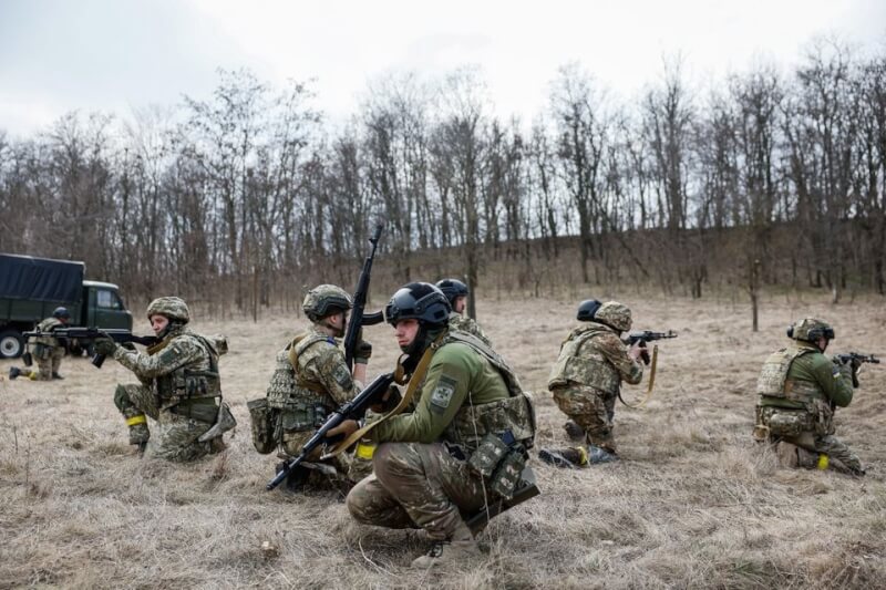 烏克蘭為準備春季反攻，除正規軍外，另由內政部招訓8個強襲旅，成員含沒軍事經驗平民、退伍軍人與警員。圖為強襲旅新兵3月24日在烏克蘭中部的部隊基地進行訓練。（路透社）