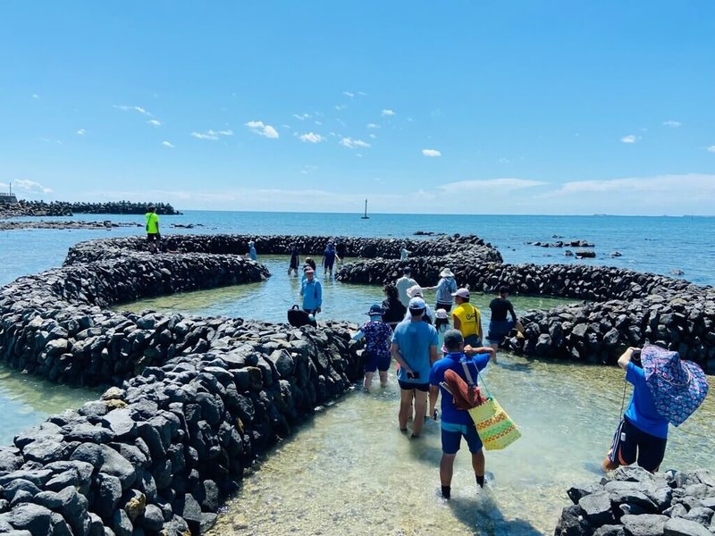 澎湖國家風景區管理處整合四季具代表性的生態旅遊資源推出「夏－石滬季」遊程，民眾可見證保存石滬文化遺產的成果。（澎湖國家風景區管理處提供）中央社  112年4月8日