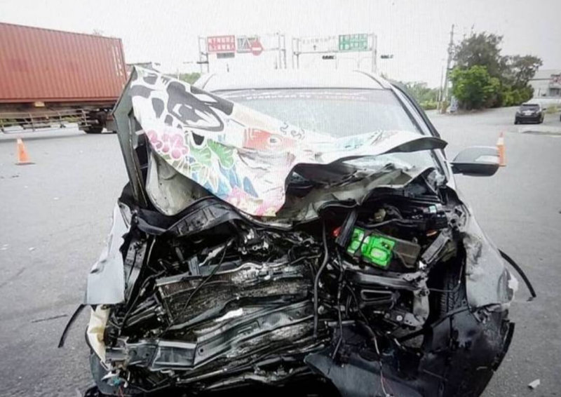 台中市清水區8日上午發生貨櫃車、小貨車與2輛自小客車等4車連環車禍，小客車車頭嚴重毀損。（民眾提供）中央社記者趙麗妍傳真  112年4月8日