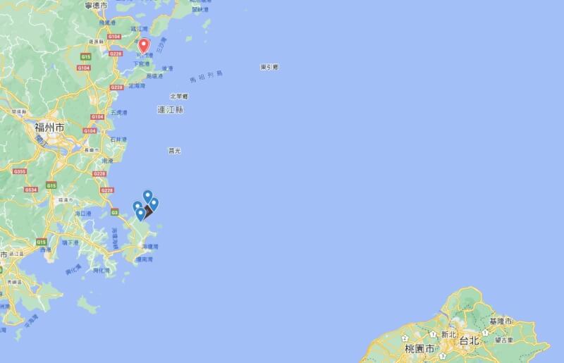 中國解放軍宣布8日起在福建海域進行實彈射擊，2個封鎖區（圖上紅藍點處）距離台灣本島分別有約180及130公里。（圖取自Google地圖網頁google.com/maps）