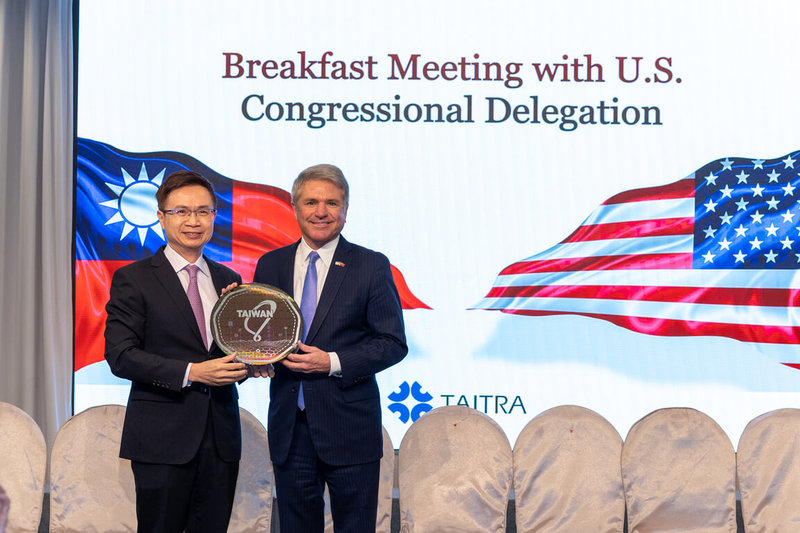 外貿協會董事長黃志芳（左）7日致贈有台灣圖像的8吋晶圓片紀念品，給美國聯邦眾議院外交委員會主席麥考爾（Michael McCaul）。（外貿協會提供）中央社記者張璦傳真  112年4月8日