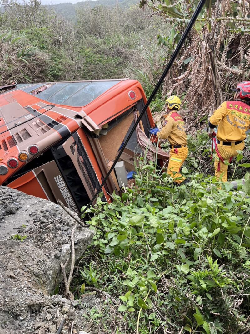 花蓮豐濱村台11線47k路段8日上午7時許發生客運與自小客車對撞車禍，客運衝破圍欄摔落橋下。消防人員獲報前往現場救援及清查乘客人數。（民眾提供）中央社記者張祈傳真 112年4月8日