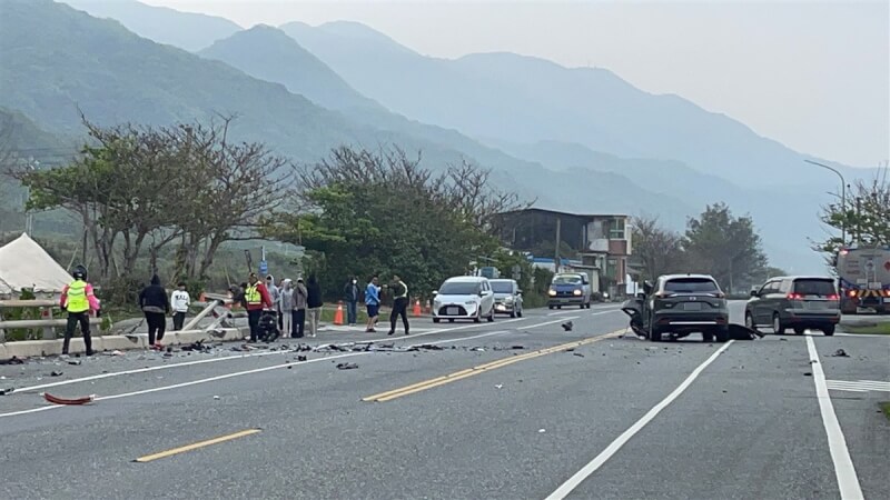 花蓮縣豐濱村台11線47K路段8日上午7時許發生客運與自小客車對撞車禍，客運摔落橋下，現場掉落大量玻璃及車體碎片，附近民眾聽到碰撞聲響，紛紛前往協助救援。（民眾提供）中央社記者張祈傳真 112年4月8日