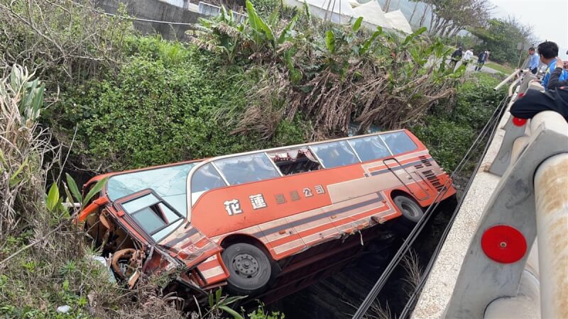 花蓮豐濱村台11線47k路段8日上午7時許發生客運與自小客車對撞車禍，客運衝破圍欄摔落橋下。（民眾提供）中央社記者張祈傳真 112年4月8日