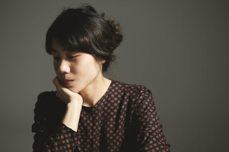 韓國小說家金息以獨特的方式聆聽沉默，她相信沉默既是最初、最後的證詞，也是最好的證詞。（時報文化提供 ©이승택）