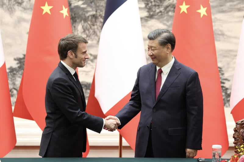 法國總統馬克宏（左）6日在北京會晤中國國家主席習近平（右）。（中新社）