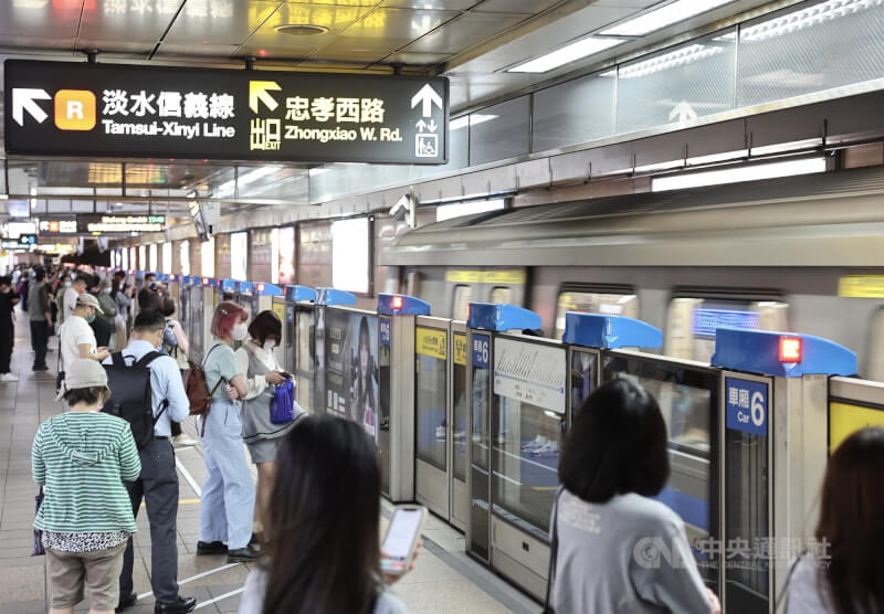 英國Time Out雜誌調查，全球50座城市運輸系統中，台北捷運擠進前10、排名第8。圖為捷運台北車站候車人潮。（中央社檔案照片）
