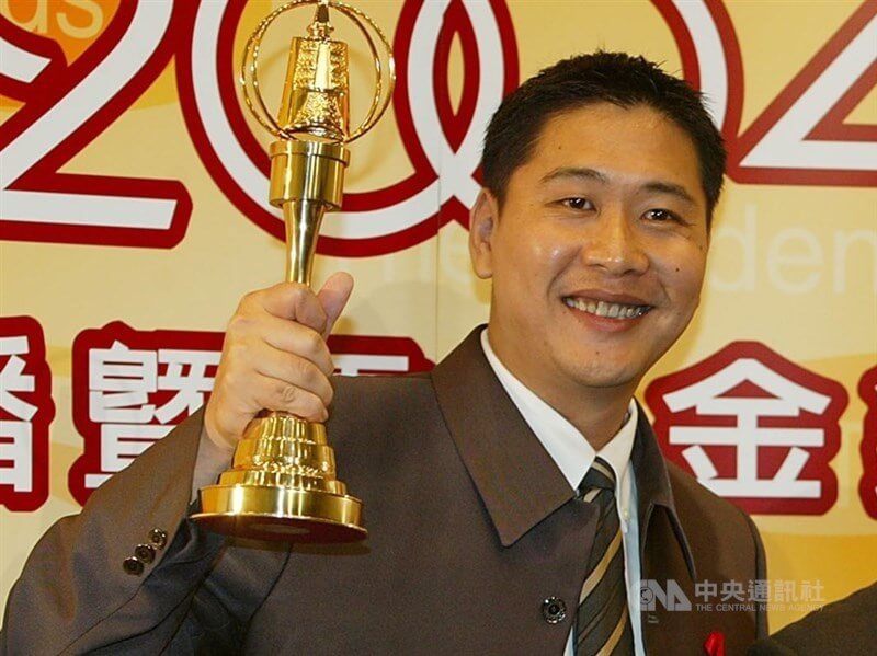 2004年第39屆廣播金鐘獎頒獎典禮，台北愛樂電台的「台北爵士樂」獲得「流行音樂節目獎」，節目製作人暨主持人沈鴻元上台領獎。（中央社檔案照片）