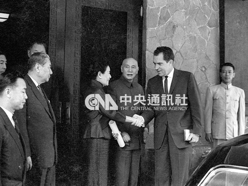 前美國副總統尼克森（前右）離台前赴總統官邸，向蔣中正（中）總統伉儷辭行。（中央社檔案照片）