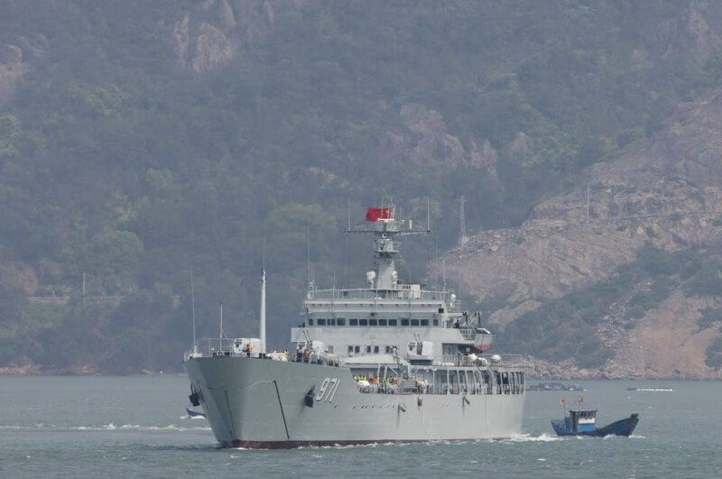 圖為4月8日一艘中國軍艦在福建福州沿海、馬祖附近的軍事演習中航行。（路透社）
