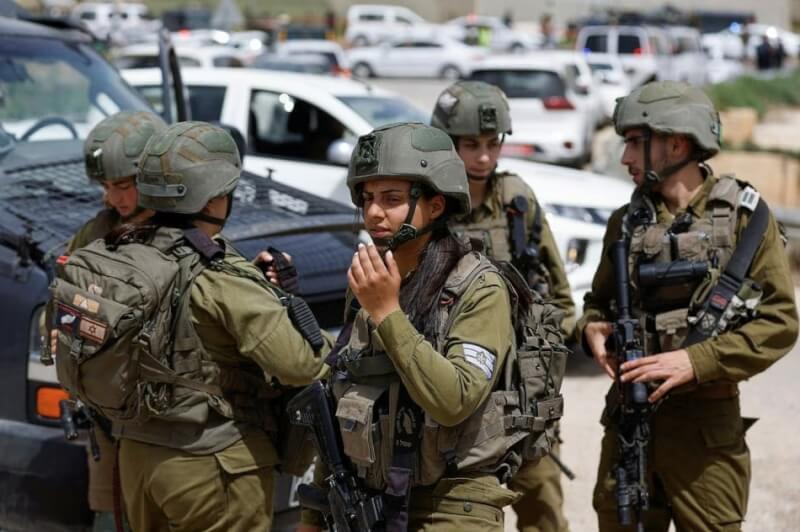 7日約旦河西岸發生槍擊案，以色列軍隊在現場站崗。（路透社）