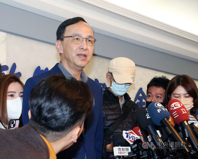 國民黨主席朱立倫（左2）8日受訪，對於中廣董事長趙少康說，傳言鴻海創辦人郭台銘與朱立倫可能搭檔參選2024，朱立倫說，這是造謠中傷、胡說八道，放這些話的人都是要破壞國民黨的團結，破壞勝選的機會，這樣惡毒心胸的人，希望大家共同譴責。中央社記者郭日曉攝  112年4月8日