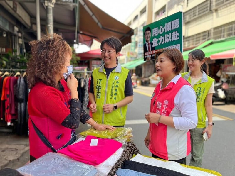 民進黨台中市第6選區立委初選激烈，台中市議員江肇國（左2）9日前往大智市場掃街拜票，尋求選民支持。（江肇國服務處提供）中央社記者蘇木春傳真  112年4月9日