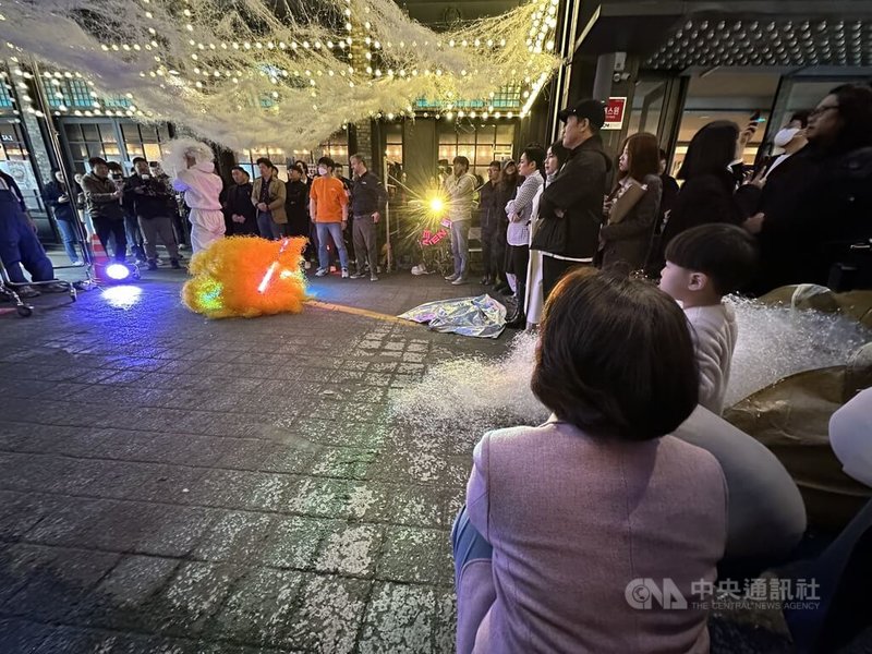 為「Hey,Itaewon」活動打頭陣的8日展示會現場邀請藝術家帶來行為藝術表演，吸引民眾駐足觀看。中央社記者廖禹揚首爾攝  112年4月9日