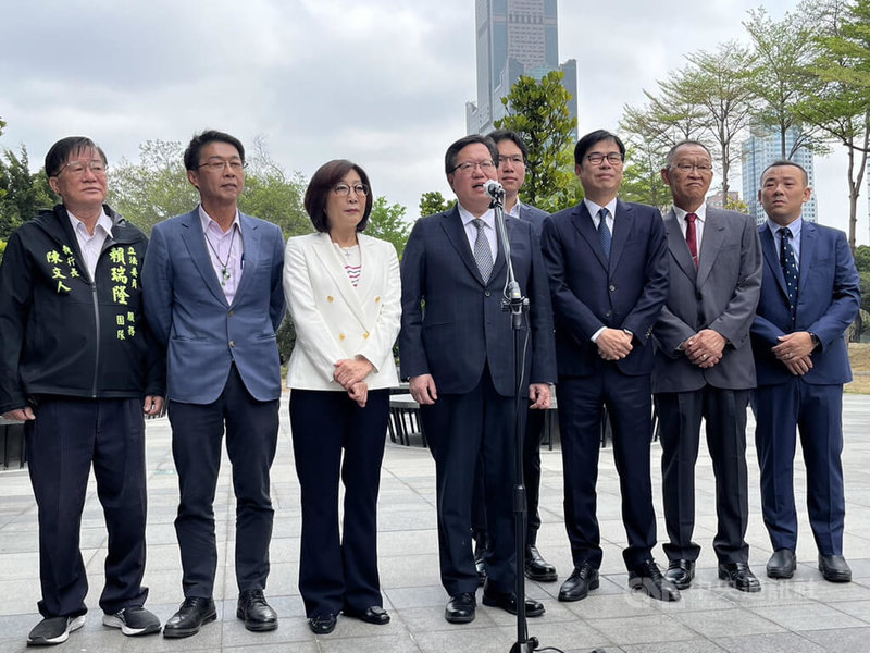 總統蔡英文結束訪美行程返抵桃園機場，共軍隨即宣布一連3天展開環台軍演。行政院副院長鄭文燦（左4）9日至高雄參加鴻海集團與高雄市政府投資意向書簽署儀式，會前接受媒體聯訪表示，中國展開圍台軍演，只會讓全世界看到是和平破壞者。中央社記者林巧璉攝 112年4月9日