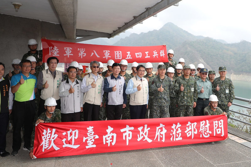 陸軍第八軍團所屬五四工兵群3月起協助曾文水庫清淤作業，台南市長黃偉哲（立者前排右5）9日前往勞軍。（台南市政府提供）中央社記者楊思瑞台南傳真  112年4月9日