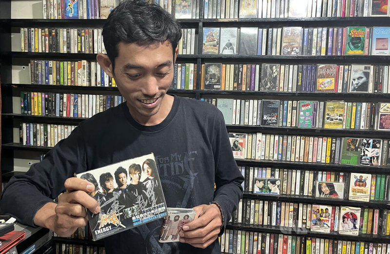印尼雅加達一間平價商場內的二手唱片行老闆展示台灣男團Energy和F4的卡帶和CD等。中央社記者李宗憲雅加達攝 112年4月9日