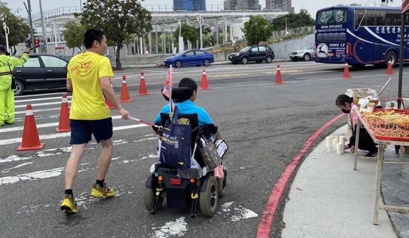 屏東特殊教育學校帶領身心障礙學生參與路跑，並由教師、眷屬一同陪跑，藉此倡議運動平權理念，並鼓勵身心障礙生走出學校。（國教署提供）中央社記者許秩維傳真  112年4月9日