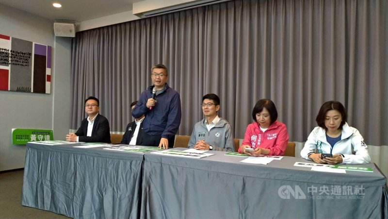 民進黨台中市第6選區立委初選激烈，立法院副院長蔡其昌（立者）9日表示，這個選區沒有派系的問題，大家就專注在3名參選人的特色與長項，讓選民做最後的決定。中央社記者蘇木春攝  112年4月9日