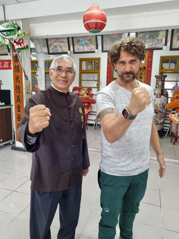 義大利旅遊節目「伊甸園，一個需要拯救的星球」主持人安東尼諾（右）到雲林拜訪武術家蘇金淼（左）。（觀光局駐法蘭克福辦事處提供）中央社記者林育立柏林傳真  112年4月9日