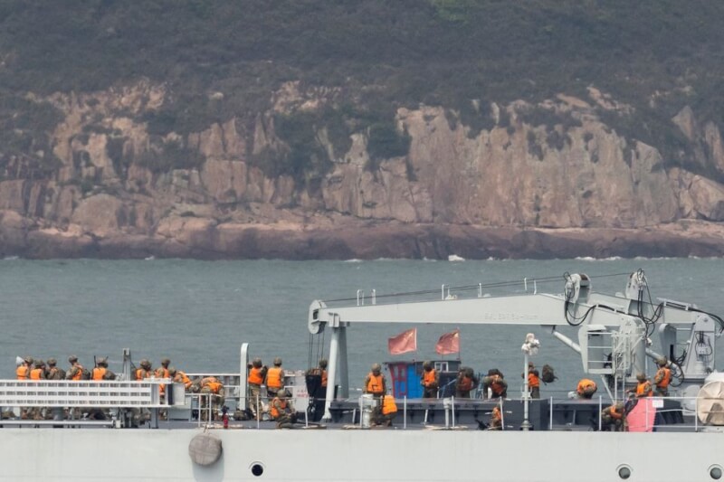 圖為8日共軍在福建省福州附近舉行軍事演習，士兵們站在軍艦甲板上。（路透社）