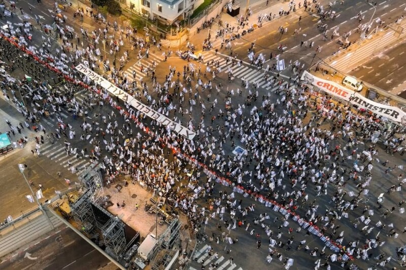 以色列民眾8日為總理尼坦雅胡的爭議司法改革再度示威抗議，憤怒的示威者高舉布條痛批尼坦雅胡帶頭犯罪，主辦單位稱約有25萬8000人走上街頭。（路透社）