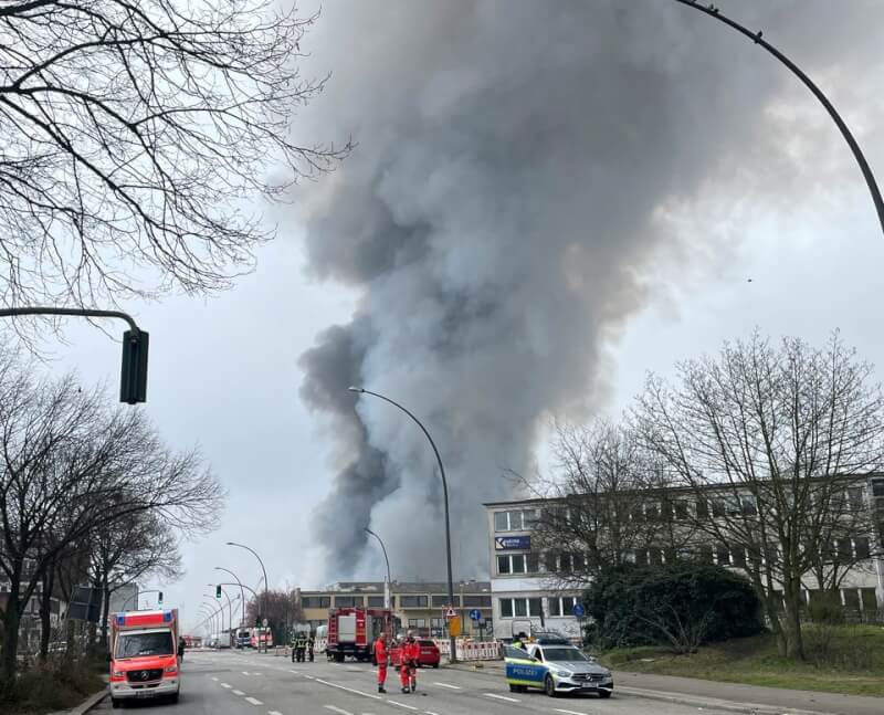 德國第2大城漢堡市多座倉庫9日凌晨發生火警。（路透社）