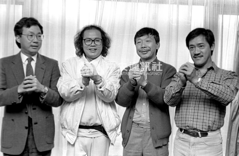 香港影星吳耀漢（右1）83歲病逝。圖為1985年吳耀漢與香港演員許冠文（左起）、岑建勳、午馬來台宣傳電影「大笨賊」。（中央社檔案照片）