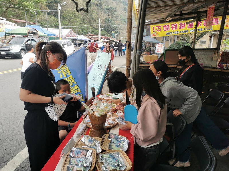 高雄市那瑪夏區民權國小15名學生為籌措畢旅經費，日前在校方及志工等人協助下，把握近期螢火蟲季人潮，在路旁擺攤販售手工餅乾，一天內就成功賣光。（清景麟教育基金會提供）中央社記者蔡孟妤傳真 112年4月10日