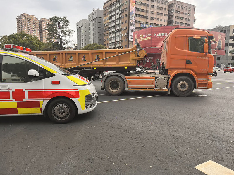 高雄市新興區10日下午發生一起死亡車禍，一輛貨運曳引車右轉時不慎與一輛直行機車擦撞，機車後座乘客當場死亡，確切肇事原因仍有待釐清。（讀者提供）中央社記者林巧璉傳真  112年4月10日