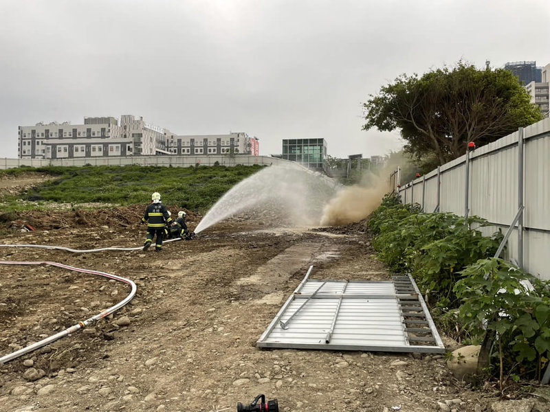 新竹縣竹北市生醫園區內停車場旁10日發生瓦斯外洩，疑現場施工不慎挖到管線，消防局已禁止人車進入。（新竹縣消防局提供）中央社記者郭宣彣傳真 112年4月10日