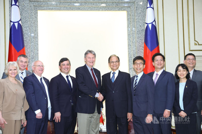 立法院長游錫堃（右5）10日下午在立法院接見加拿大眾議院跨黨派議員訪問團，與訪團團長、眾議院國防委員會主席馬凱（John McKay）（左5）握手致意並合影。中央社記者王騰毅攝  112年4月10日