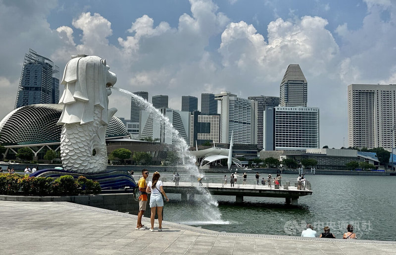 新加坡近來COVID-19新增確診數攀升，專家表示，可能原因包括更多新加坡民眾出國旅遊、更多外國遊客到星國。圖為新加坡著名景點魚尾獅公園。中央社記者侯姿瑩新加坡攝  112年4月10日