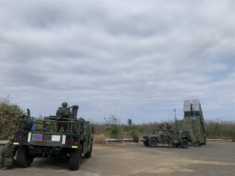 國軍應對中共對台軍演，雄風反艦飛彈車進入戰術位置待命追瞄。（國防部提供）中央社記者游凱翔傳真 112年4月10日