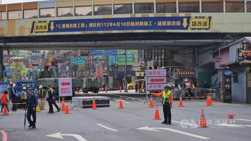 基隆市仁愛橋啟用至今已40餘年，不僅鋼筋鏽蝕且混凝土剝落，市府10日上午10時起封閉重建，工程預估113年2月初完工。中央社記者王朝鈺攝  112年4月10日