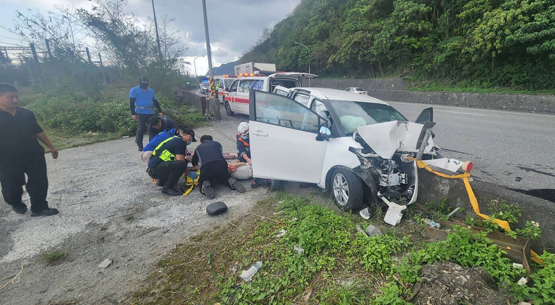 一名西班牙籍男子10日自駕租賃小客車行經台9線蘇花公路中仁隧道附近時，意外自撞路緣水泥墩，造成1死2傷1命危，詳細事故原因仍有待進一步調查。（民眾提供）中央社記者李先鳳傳真  112年4月10日