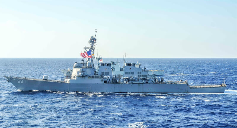 美國導向飛彈驅逐艦米利厄斯號10日在南海的南沙群島附近，執行維護自由航行權任務。（圖取自facebook.com/USSMILIUS）