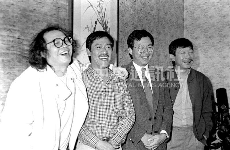香港著名影星吳耀漢（左2）83歲因病去世，他於70年代踏入影壇，「五福星」系列作、「神勇雙響炮」等喜劇形象令影迷難忘。圖為吳耀漢1985年2月與岑建勳（左1）、許冠文（右2）、午馬（右1）來台宣傳電影「大笨賊」。（中央社檔案照片）