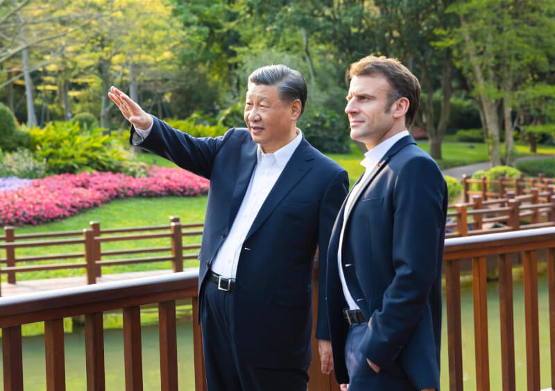 法國總統馬克宏訪中表面風光，但專家預測今年中歐關係將依舊冷淡。圖為馬克宏（右）7日與中國領導人習近平（左）在廣州會談。（圖取自twitter.com/SpokespersonCHN）
