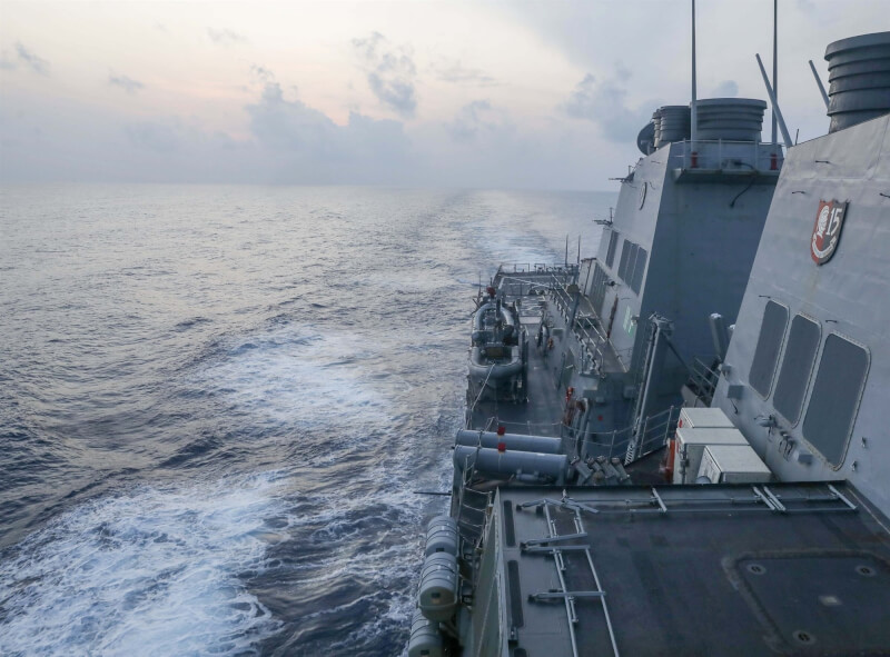 美國海軍飛彈驅逐艦米利厄斯號10日駛近中國控制下南海最重要的人工島之一美濟礁，執行自由航行任務。（圖取自facebook.com/7thfleet）