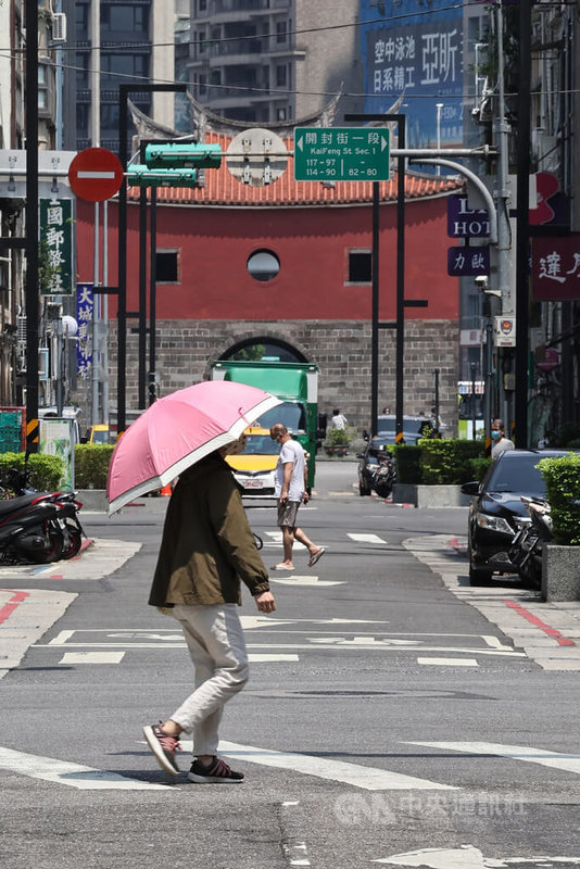 氣象專家吳德榮表示，10日各地晴朗穩定，白天氣溫回升、舒適微熱，各地早晚涼冷。圖為台北市中正區，民眾外出撐傘遮陽。中央社記者趙世勳攝  112年4月10日