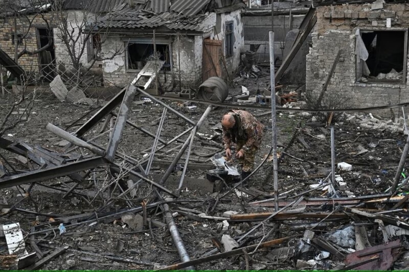 圖為烏克蘭一名警察9日在札波羅熱檢查俄軍飛彈的殘骸。（路透社）