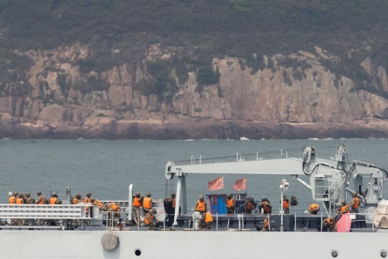 圖為去年4月共軍在福建省福州附近舉行軍事演習，士兵們站在一艘軍艦的甲板上。（路透社）