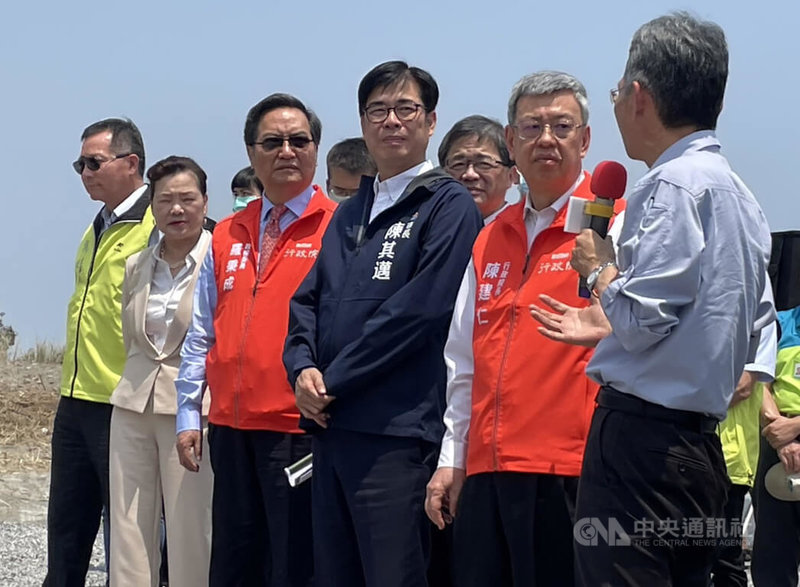 高雄水情吃緊，行政院長陳建仁（前右2）11日在高雄市長陳其邁（前右3）、經濟部長王美花（前左2）等人陪同下，赴高屏溪溪埔伏流水視察並聽取簡報。中央社記者蔡孟妤攝  112年4月11日